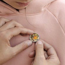 Lade das Bild in den Galerie-Viewer, Personalisierbarer Runder Anstecker – 2,5 cm Metall-Pin mit Wunschmotiv