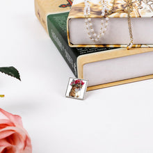 Lade das Bild in den Galerie-Viewer, Personalisierbarer Mini-Pin Quadratisch – Alu-Anstecknadel mit eigenem Motiv