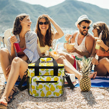 Lade das Bild in den Galerie-Viewer, Personalisierbare Kühltasche | Dein Frische-Garant für unterwegs