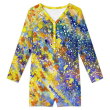 Lade das Bild in den Galerie-Viewer, Damen Playsuit mit V-Ausschnitt und individuellem Druck – Langarm-Jumpsuit kurz
