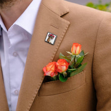 Lade das Bild in den Galerie-Viewer, Personalisierbarer Mini-Pin Quadratisch – Alu-Anstecknadel mit eigenem Motiv