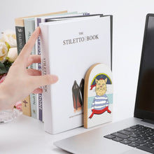 Lade das Bild in den Galerie-Viewer, Buchstützen aus Holz personalisieren | Geschenk für Leseratten