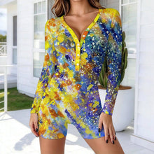 Lade das Bild in den Galerie-Viewer, Damen Playsuit mit V-Ausschnitt und individuellem Druck – Langarm-Jumpsuit kurz