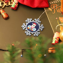 Lade das Bild in den Galerie-Viewer, Weihnachtsanhänger aus Metall | Deine Schneeflocke mit Foto-Gravur