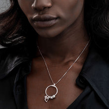 Lade das Bild in den Galerie-Viewer, Personalisierte Linda Kreisanhänger-Kette mit Blatt und personalisierten Beads™ Anhänger mit Wunschgravur X0091 mit 18K Gold Roségold Vergoldung Länge verstellbar selbst gestalten