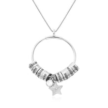 Lade das Bild in den Galerie-Viewer, Linda Großer Kreis Anhängerkette mit Zirkonia und personalisierten Beads™ X0022 mit Namen Gravur selbst gestalten