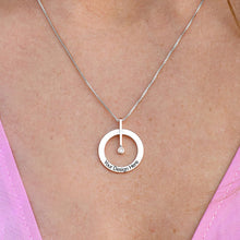 Lade das Bild in den Galerie-Viewer, Personalisierte ringförmige Halskette mit Diamant X0065 mit Gravur selbst gestalten