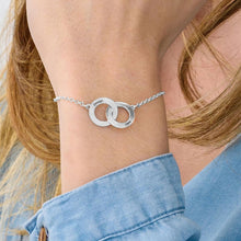 Lade das Bild in den Galerie-Viewer, Claire Armband S0020 mit zwei verschlungenen Ringen mit Gravur selbst gestalten