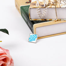 Lade das Bild in den Galerie-Viewer, Metall "Square" Quadrat-Form Abzeichen mit Fotos Muster Text Logo selbst gestalten und bedrucken