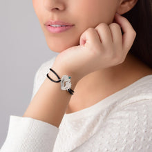 Lade das Bild in den Galerie-Viewer, Babyfüsse Leder Armband S0034 mit Gravur Namen aus Silber / Kupfer mit 18K Gold Roségold Vergoldung selbst gestalten