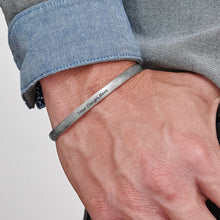 Lade das Bild in den Galerie-Viewer, Gravierter Armreif Manschettenknopf-Armband S0033 für Männer / Herren mit Gravur selbst gestalten