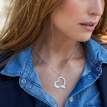 Lade das Bild in den Galerie-Viewer, Zwei Herzen für immer vereint – Halskette mit Diamanten mit Gravur X0074 selbst gestalten