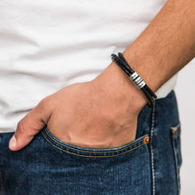 Lade das Bild in den Galerie-Viewer, Moments dreifaches schwarzes Lederarmband S0008 mit 925 Sterling Silber Charms mit Gravur selbst gestalten