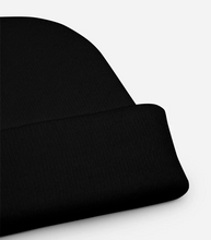 Lade das Bild in den Galerie-Viewer, Schwarze Bestickte Mütze Cuffed Beanie Yupoong 1501KC selbst gestalten