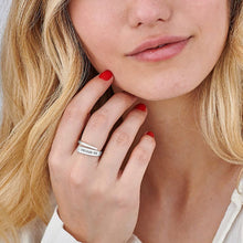 Lade das Bild in den Galerie-Viewer, Damen / Herren Zirkonia Ring 925 Sterling Silber / 18K Gold Vergoldung / 18 K Roségold plattiert Eingewickelter Namensring mit Gravur J0003 selbst gestalten