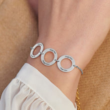 Lade das Bild in den Galerie-Viewer, Personalisiertes Armband Drei Ringe Armkette S0041 mit 3 Kreisen Anhänger mit Namen Gravur mit 18K Gold Roségold Vergoldung selbst gestalten