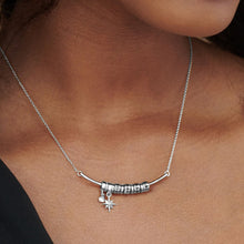 Lade das Bild in den Galerie-Viewer, Nordstern Smile-Barrenkette mit personalisierten Perlen X0011 aus Gold- / Rosévergoldetes 925er Sterling Silber mit Namen Gravur selbst gestalten