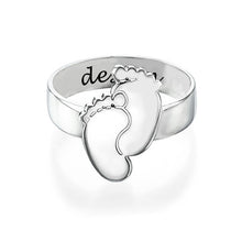 Lade das Bild in den Galerie-Viewer, Personalisierter Birth Foot Ring Geburt Fuß Ring J0027 mit Text Gravur nach Wunsch mit 18K Gold Roségold Vergoldung selbst gestalten