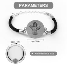 Lade das Bild in den Galerie-Viewer, Portrait Commemorative Titan Armband Armkette mit Foto Text Gravur (Muster auf der Vorderseite + Text auf der Rückseite) Länge verstellbar selbst gestalten