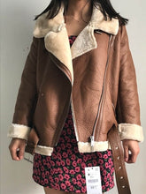 Lade das Bild in den Galerie-Viewer, Tangada Lady beige Pelz Kunstleder Jackenmantel