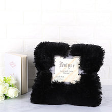 Lade das Bild in den Galerie-Viewer, Kunstfell mit flauschiger warmer Decke