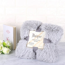 Lade das Bild in den Galerie-Viewer, Kunstfell mit flauschiger warmer Decke