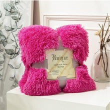 Lade das Bild in den Galerie-Viewer, Kunstfell mit flauschiger warmer Decke