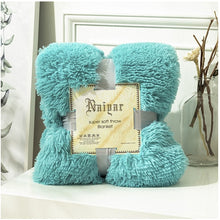 Lade das Bild in den Galerie-Viewer, Kunstfell mit flauschiger warmer Decke