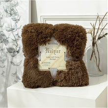 Lade das Bild in den Galerie-Viewer, Kunstfell mit flauschiger warmer Decke