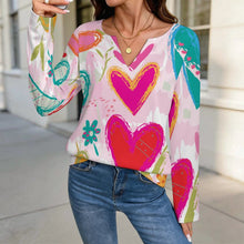 Lade das Bild in den Galerie-Viewer, V-neck Long Sleeved Top Love, Graffiti
