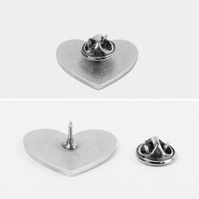 Lade das Bild in den Galerie-Viewer, Personalisierbarer Herz-Pin – Bedruckter Foto-Anstecker aus Metall
