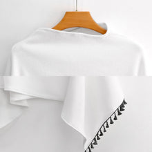 Lade das Bild in den Galerie-Viewer, Dein Stil-Statement | Personalisierbarer Poncho für Damen | mit Fransen
