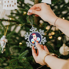 Lade das Bild in den Galerie-Viewer, Weihnachtsanhänger aus Metall | Deine Schneeflocke mit Foto-Gravur
