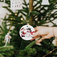 Lade das Bild in den Galerie-Viewer, Weihnachtskugel mit Foto personalisieren | Runder Keramik-Anhänger

