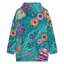 Lade das Bild in den Galerie-Viewer, Damen Fleecejacke mit Kapuze mittellang – personalisierbar
