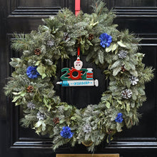 Lade das Bild in den Galerie-Viewer, Weihnachtsmann deko klein Weihnachtsdeko mit Spritze als Anhänger für Weihnachten mit Foto &amp; Text selbst gestalten und bedrucken
