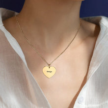 Lade das Bild in den Galerie-Viewer, Personalisierte Halskette mit Herz Form Anhänger mit Wunschgravur aus Titanstahl mit 18K Gold Roségold Vergoldung selbst gestalten
