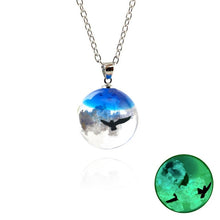 Lade das Bild in den Galerie-Viewer, Schicke transparente Harzform Kugel Mond Halskette
