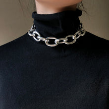 Lade das Bild in den Galerie-Viewer, Peri&#39;sBox Box Chain Flip Lock Gold Halskette
