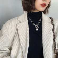 Lade das Bild in den Galerie-Viewer, Peri&#39;sBox Box Chain Flip Lock Gold Halskette
