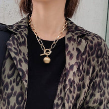 Lade das Bild in den Galerie-Viewer, Peri&#39;sBox Box Chain Flip Lock Gold Halskette
