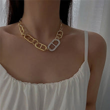 Lade das Bild in den Galerie-Viewer, Peri&#39;sBox Box Chain Flip Lock Gold Halskette
