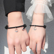 Lade das Bild in den Galerie-Viewer, Roter und schwarzer Seilnetzmagnet, der Paararmband anzieht
