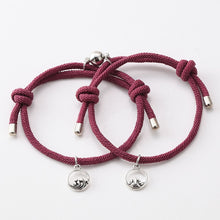 Lade das Bild in den Galerie-Viewer, Roter und schwarzer Seilnetzmagnet, der Paararmband anzieht
