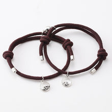 Lade das Bild in den Galerie-Viewer, Roter und schwarzer Seilnetzmagnet, der Paararmband anzieht
