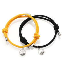 Lade das Bild in den Galerie-Viewer, Roter und schwarzer Seilnetzmagnet, der Paararmband anzieht
