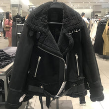 Lade das Bild in den Galerie-Viewer, Winter dicke und warme Retro Wildleder Lammwolle weibliche Jacke
