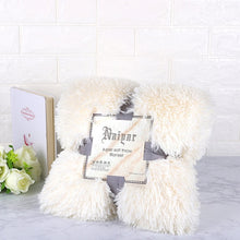 Lade das Bild in den Galerie-Viewer, Kunstfell mit flauschiger warmer Decke
