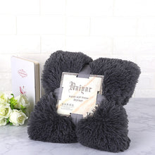 Lade das Bild in den Galerie-Viewer, Kunstfell mit flauschiger warmer Decke
