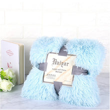 Lade das Bild in den Galerie-Viewer, Kunstfell mit flauschiger warmer Decke
